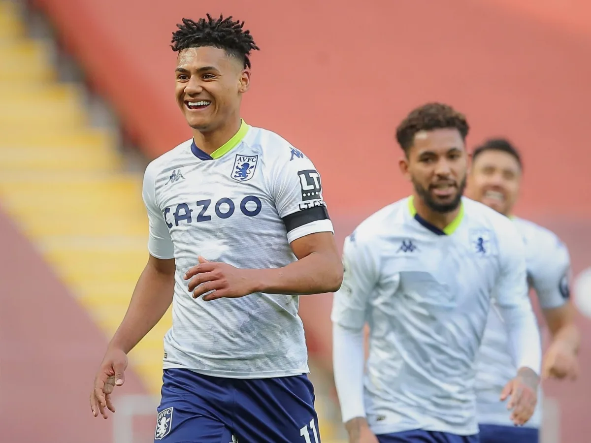 Ollie Watkins applauds fans as Unai Emery substitutes him late vs Newcastle