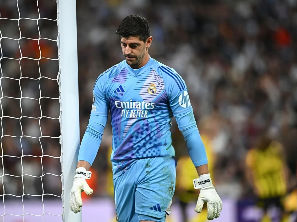 Real Madrid team huddle with Courtois